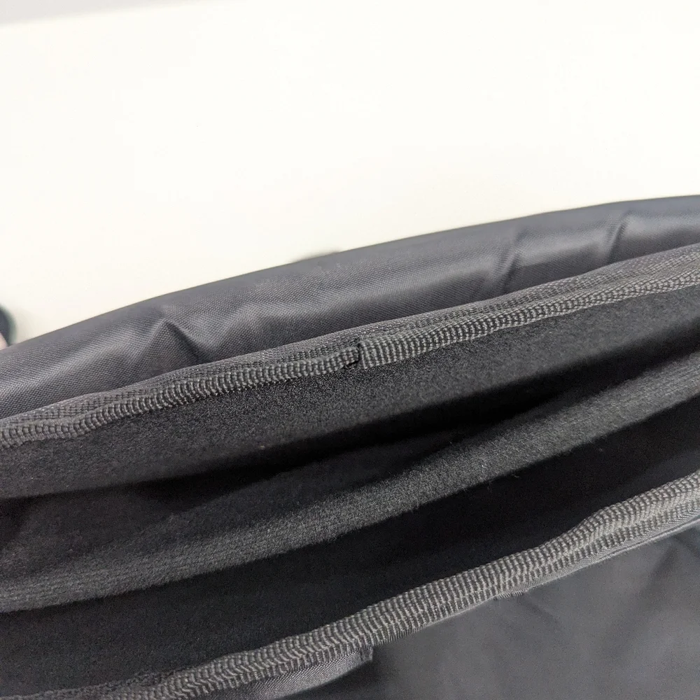 Targus Padded Black and Grey Laptop Messenger Shoulder Bag With Strap